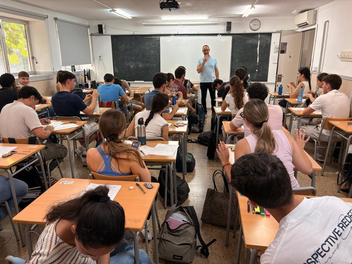 Alumnos en el aula a punto de comenzar la primera prueba de las PAU de este año.