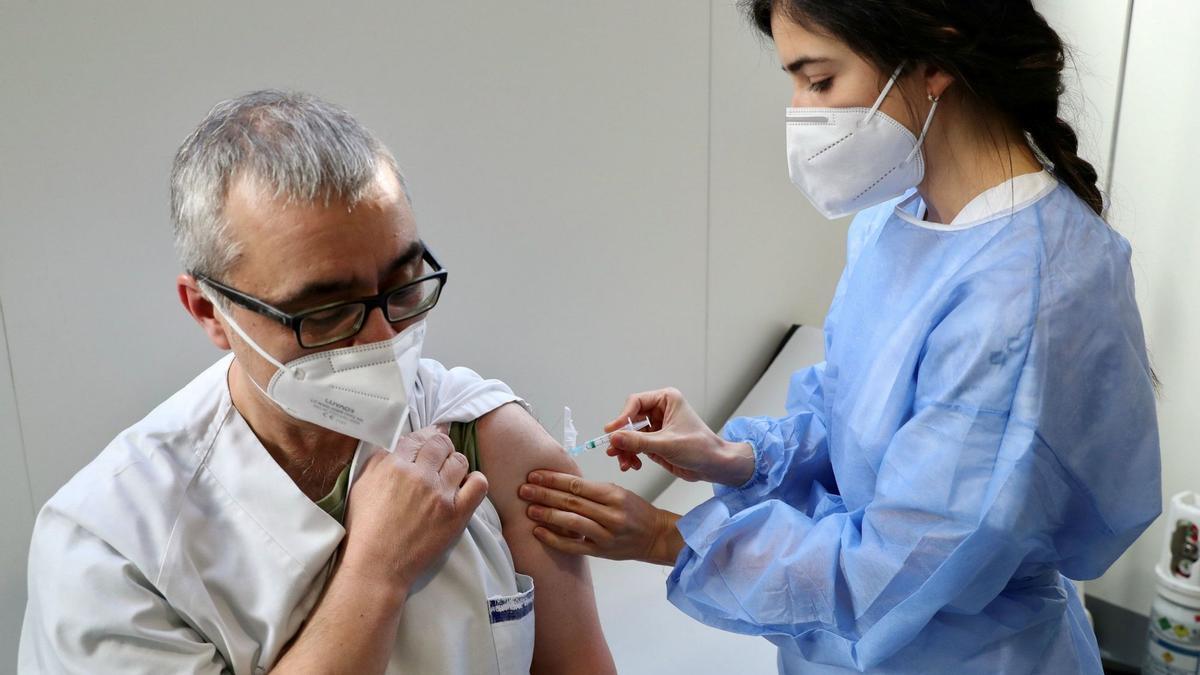 Más de 13.000 sanitarios empiezan a vacunarse en una campaña “ágil y rápida”