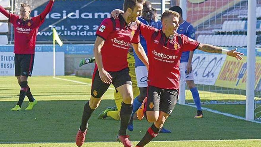 Serrano y Pol celebran el gol.