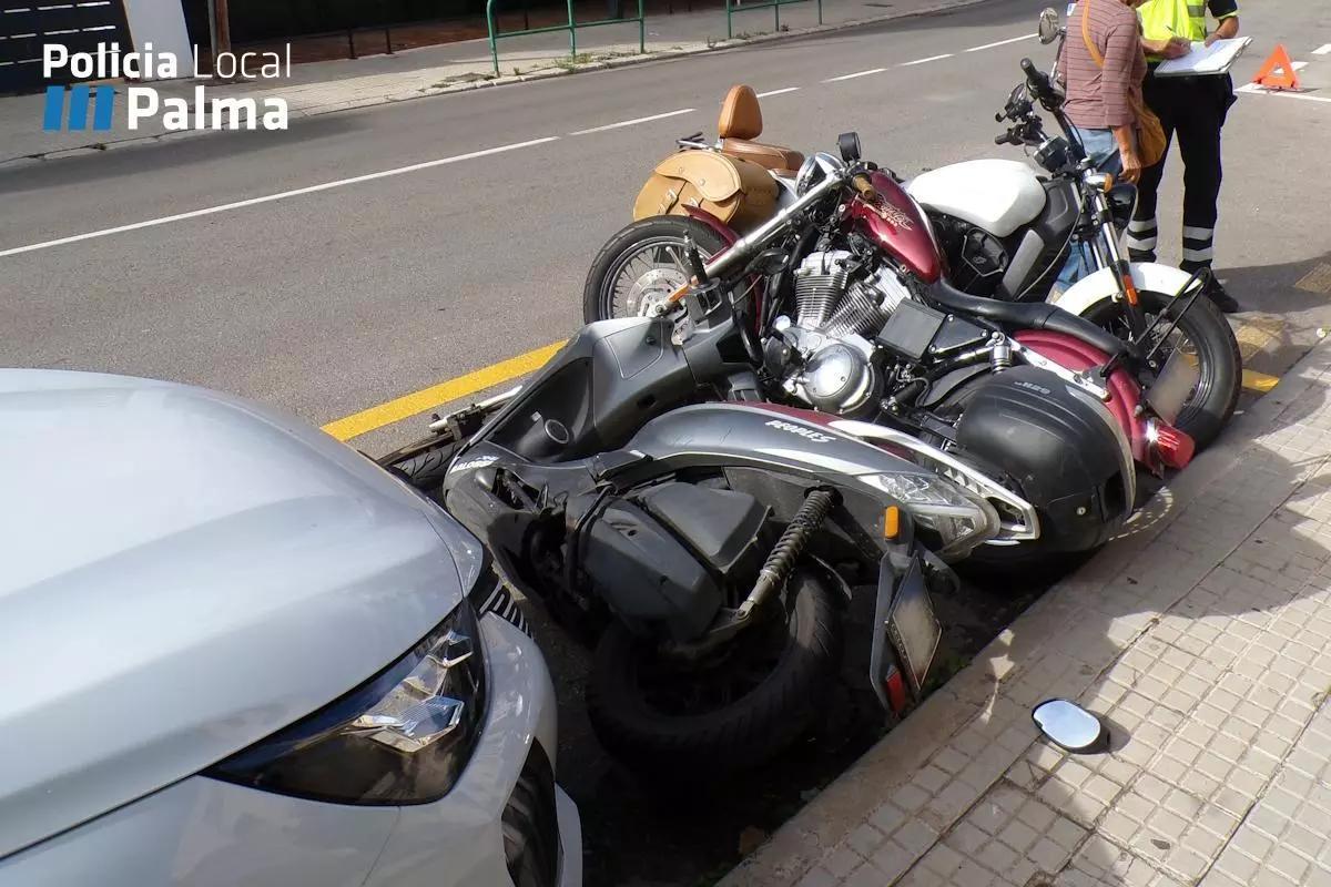 Las motos afectadas por el accidente en la calle Joan Miró.
