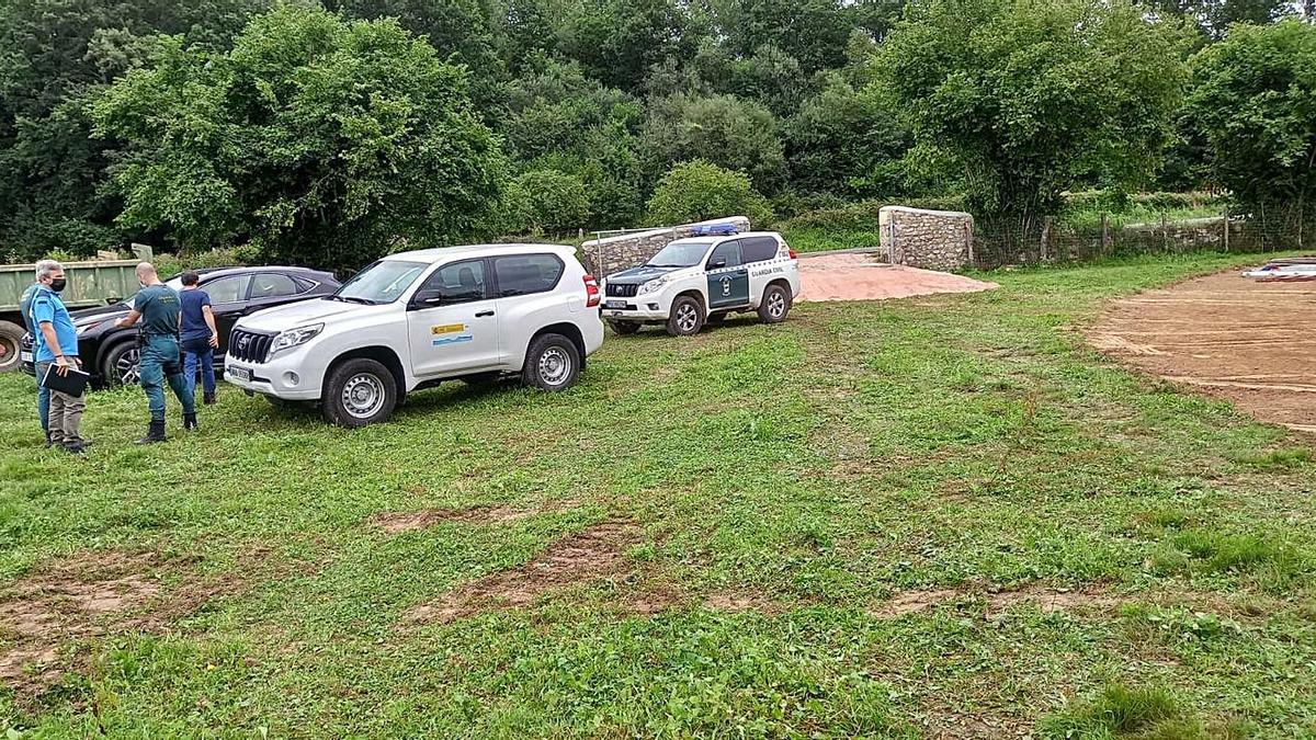 Agentes de la Guardia Civil y responsables de la Confederación, realizando una visita al recinto. | M. V.