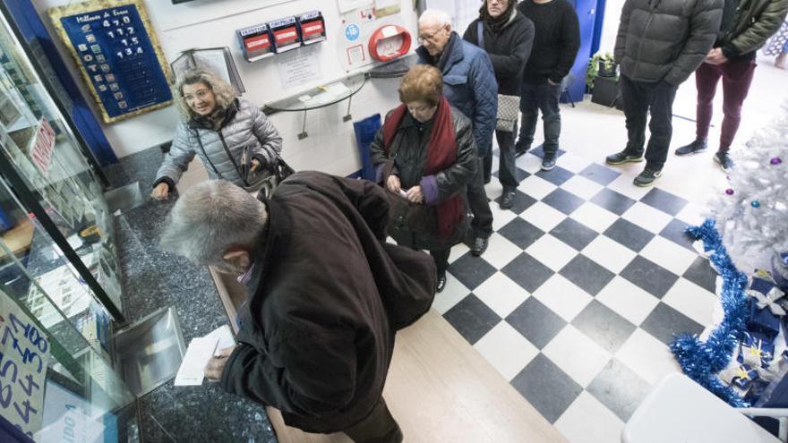 Clients comprant a l&#039;administració de loteria del carrer Guimerà de Manresa, aquesta setmana