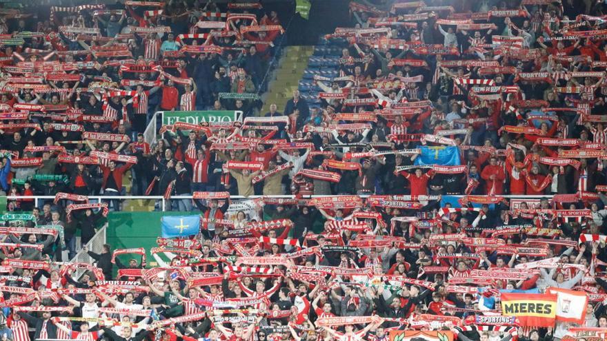 Aficionados del Sporting durante el encuentro del sábado en El Sardinero, al que acudieron alrededor de tres mil seguidores rojiblancos. | Ángel González