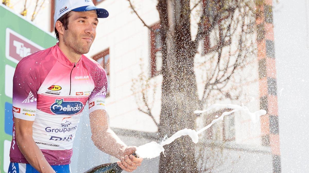 Pinot celebra su victoria en el podio