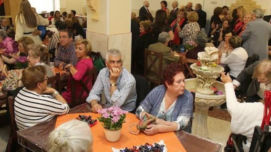 Multitud en el comedor de los Ángeles de la Noche