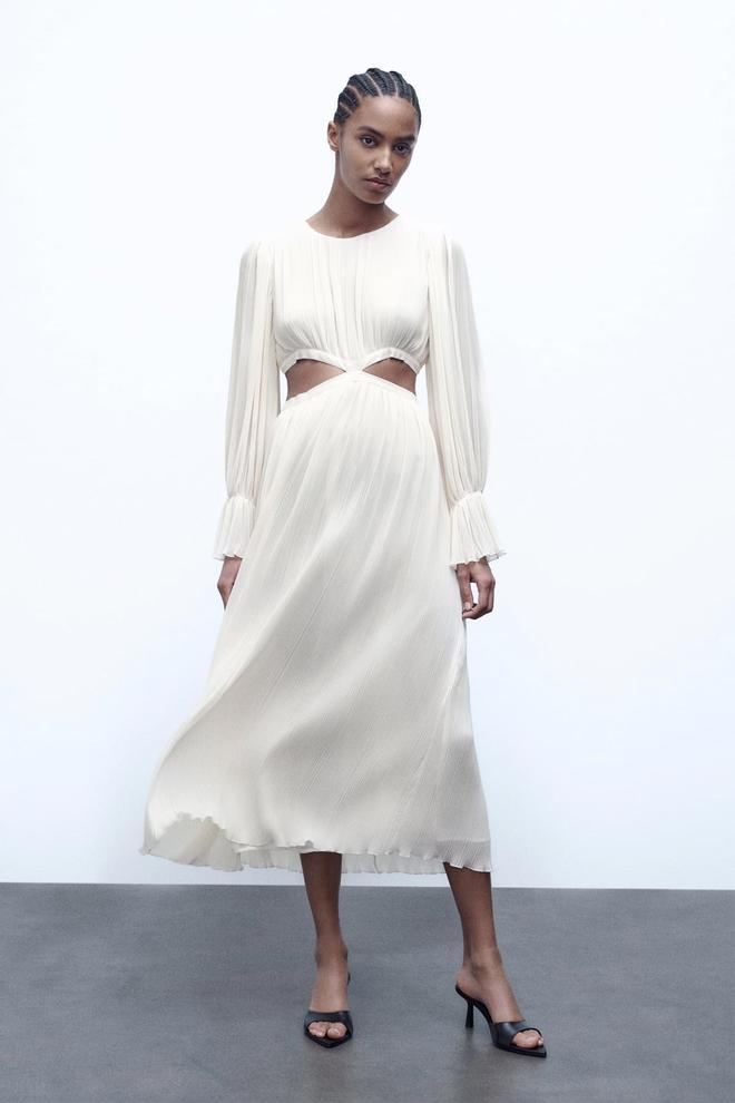 Vestido plisado en color blanco crudo y con aberturas 'cut out', de Zara