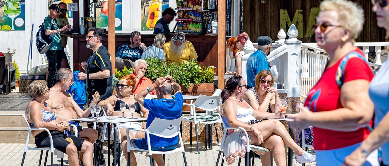 Un grupo de turistas en una terraza de Benidorm.