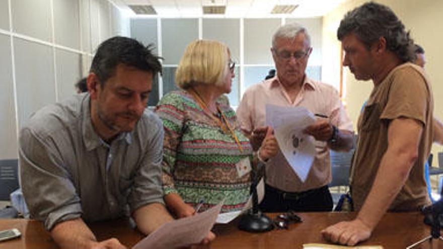 Galiana, Ribó, Castillo y Pérez, preparando ayer la presentación del Consell.