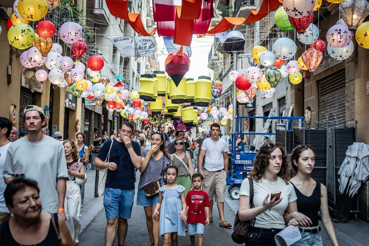 Ambiente en la calle Puigmartí, que presenta 'Viet Fest'.