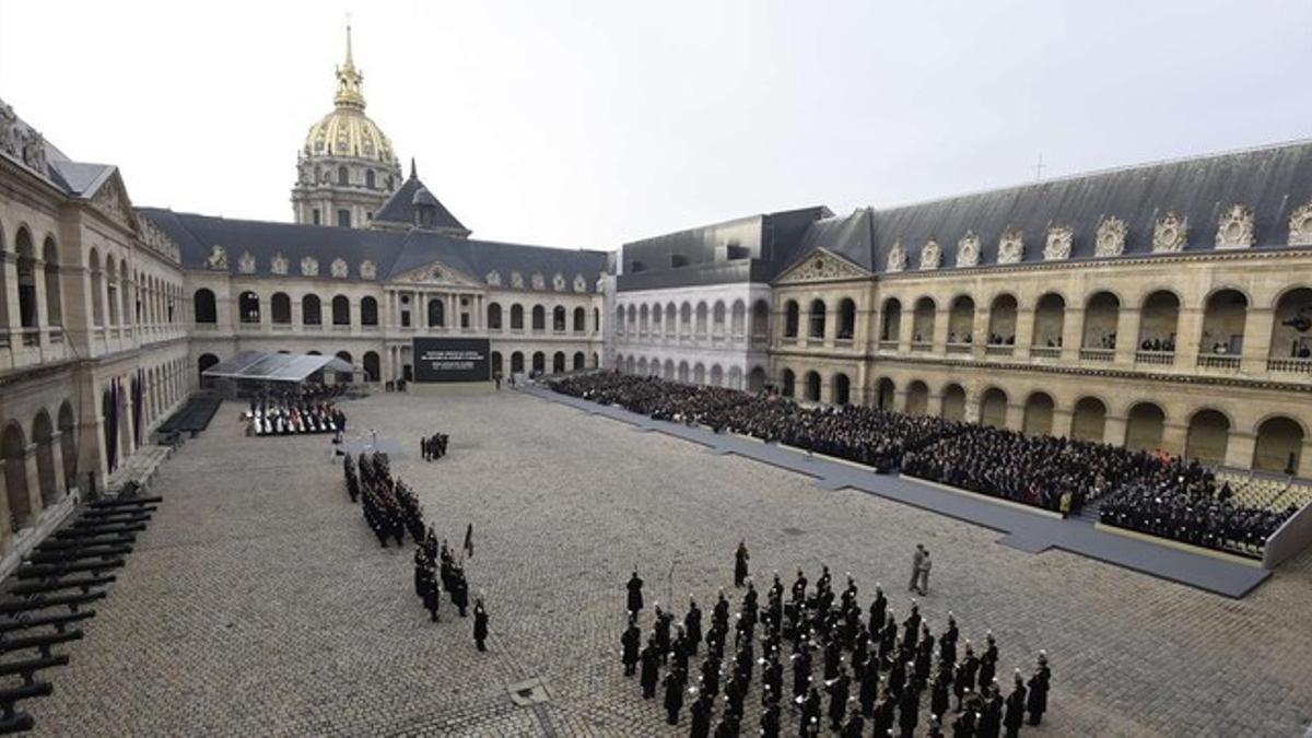 Homenaje a las víctimas del atentado de París en el patio del Palacio de los Inválidos.