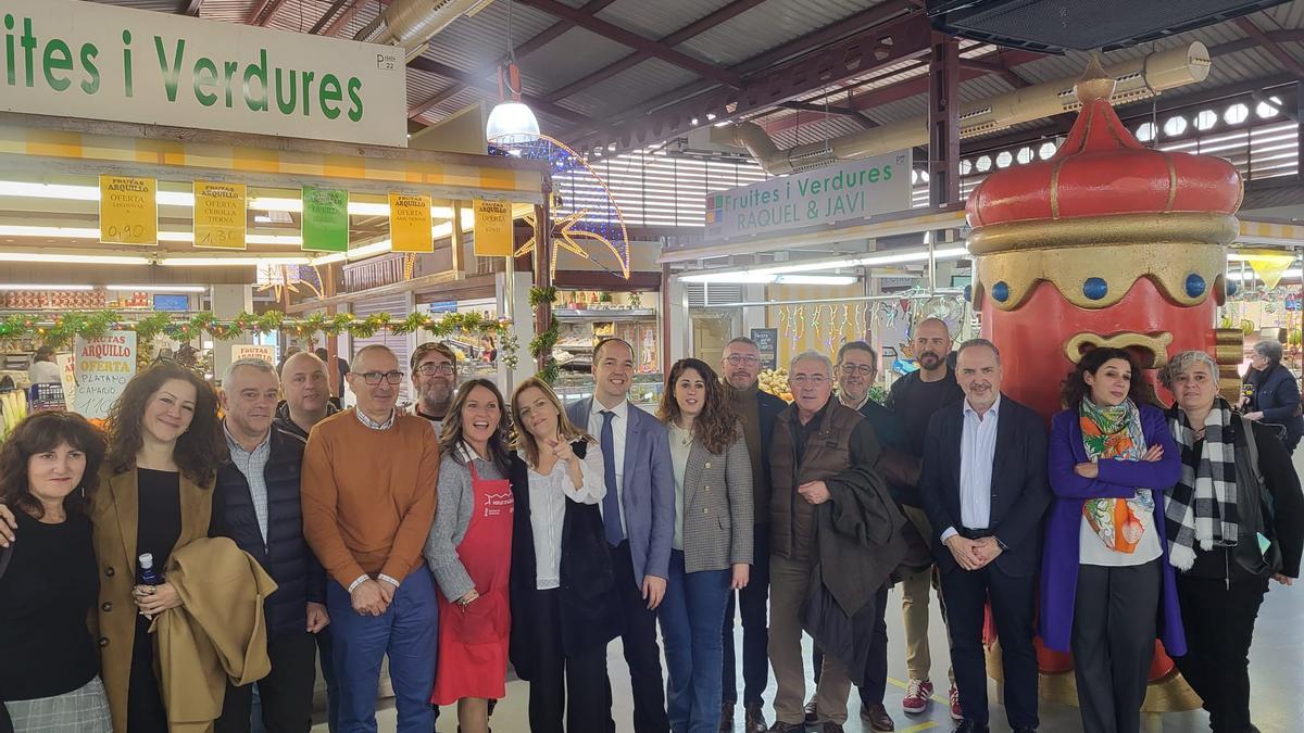 Visita de la delegada del Gobierno, Pilar Bernabé, al mercado de Aldaia.