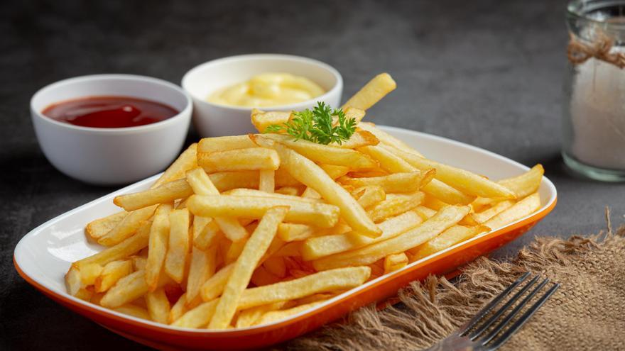 Ni freidora ni litros de aceite: el sorprendente truco de un chef para conseguir unas patatas fritas increíblemente crujientes que está arrasando en redes sociales