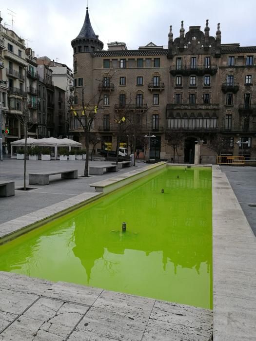 L'aigua de Sant Domènec, tenyida de groc, avui