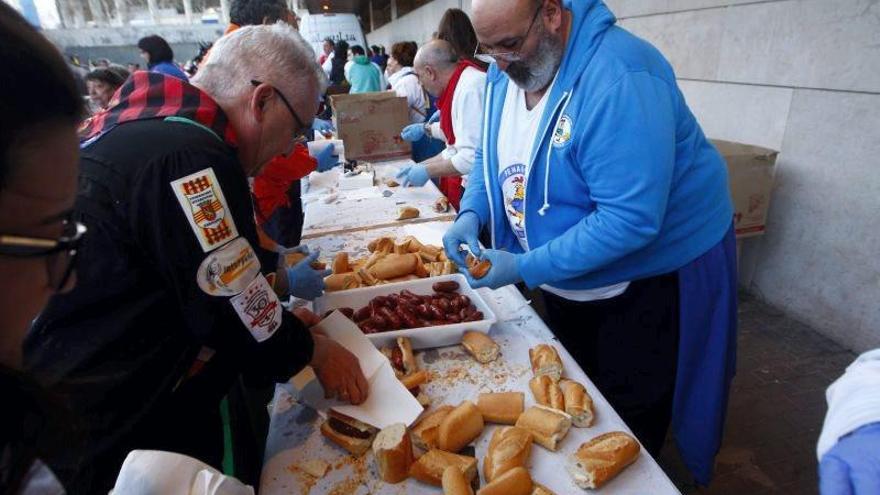 La tradición es la de acompañar este embutido con un trozo de pan.