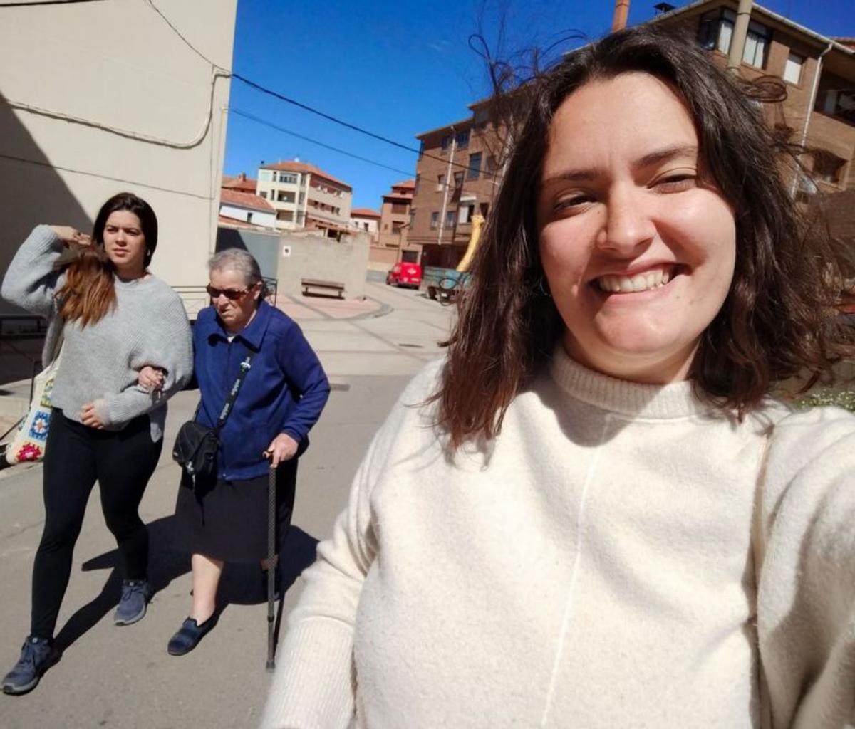 Maite Huarte junto a una voluntaria y una de las usuarias.