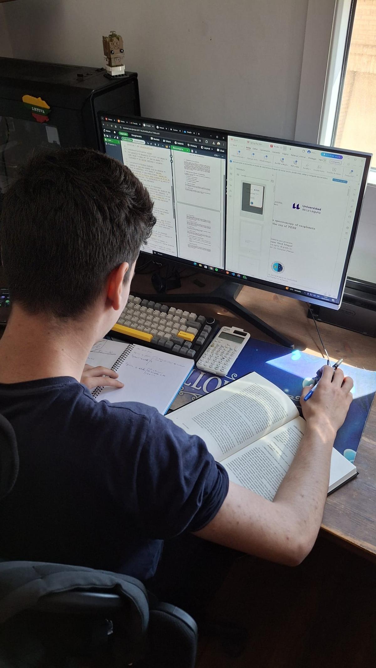 Conrado fent el seu treball sobre la detecció d’exoplanetes.
