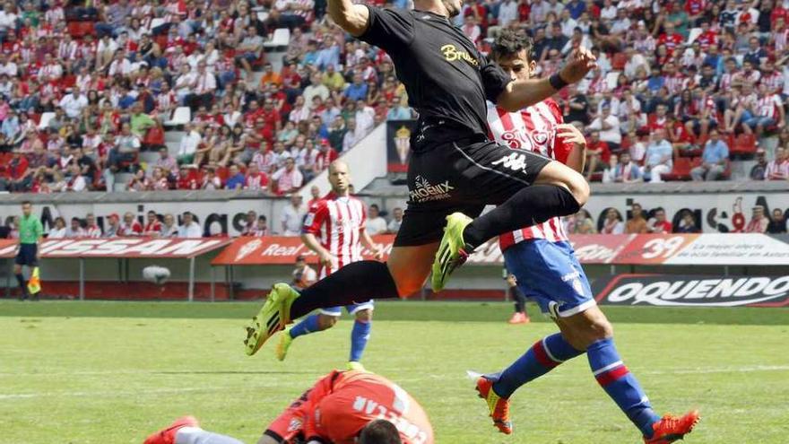 Cuéllar bloca el balón en la internada de un jugador del Girona durante el partido de la primera vuelta.