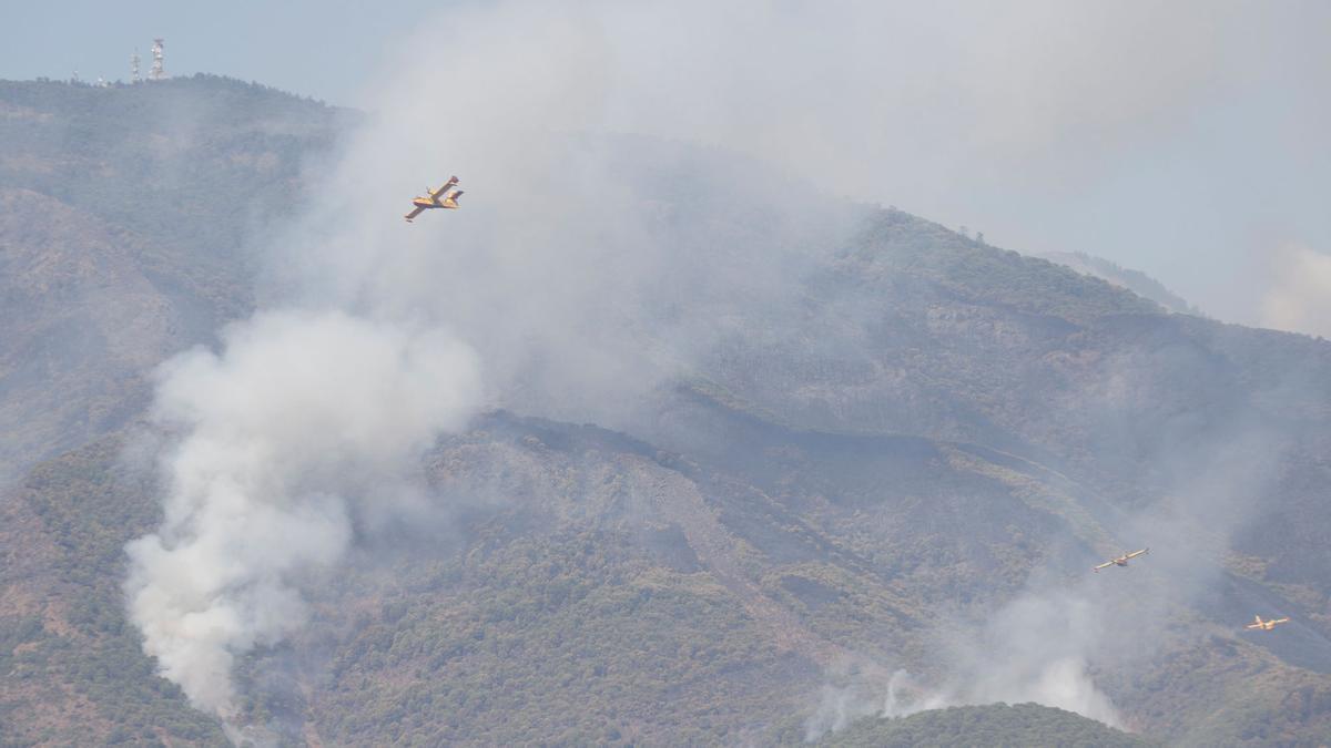 Tercera jornada de trabajos de extinción del incendio en Sierra Bermeja.