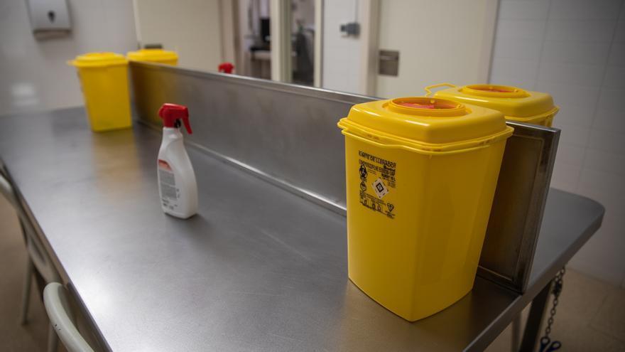 Mesa de consumo en la sala de venopunción de La Mina, en Sant Adrià de Besòs.