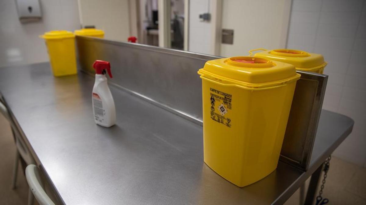 Mesa de consumo en la sala de venopunción de La Mina, en Sant Adrià de Besòs.