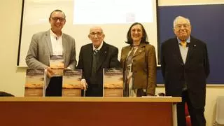 Jesús Ríos presentó en Santiago su último libro de filosofía, arropado por Carlos Baliñas