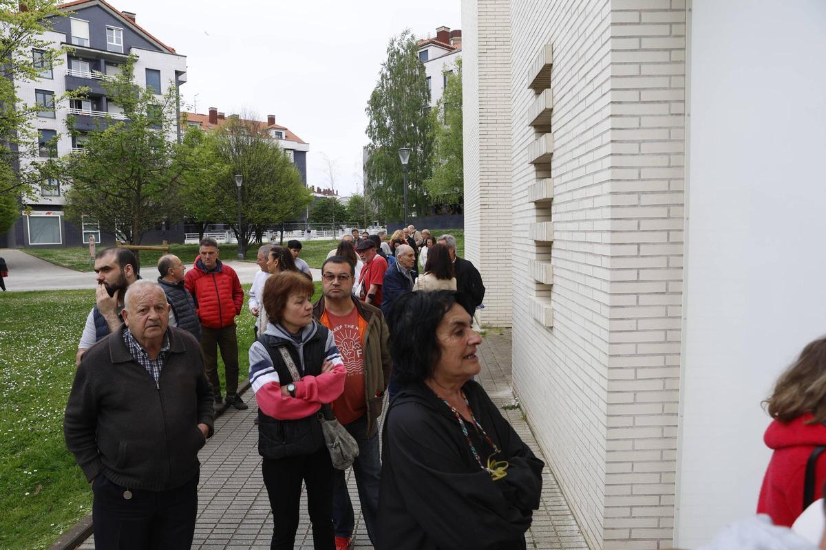 La asamblea vecinal por el conflicto del edificio La Estrella de Gijón, en imágenes La asamblea vecinal por el conflicto del edificio La Estrella de Gijón, en imágenes