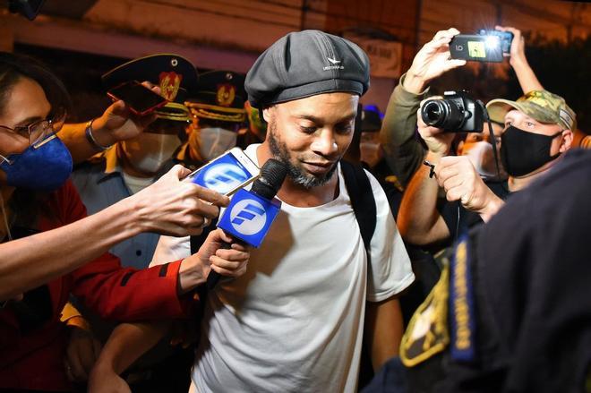 Por fin liberado, Ronaldinho llega al hotel donde cumplirá arresto domiciliario