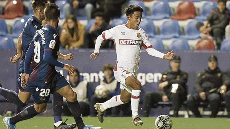 Kubo conduce el balón en el partido del viernes ante el Levante.