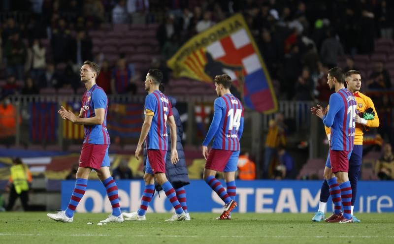 Caras largas en el Barça y sonrisas en el Rayo: Las imágenes de la dura derrota en el Camp Nou