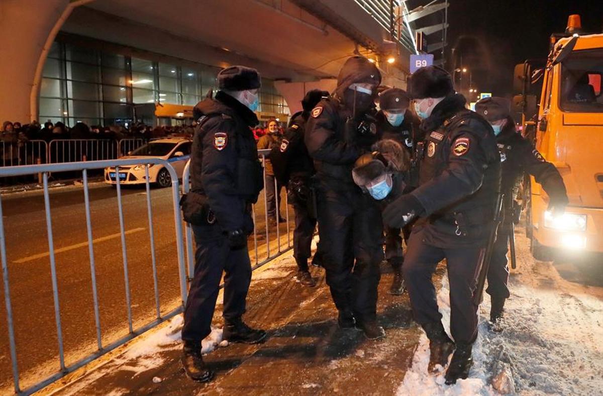 La Policía rusa detiene a un simpatizante de Navalni frente al aeropuerto.