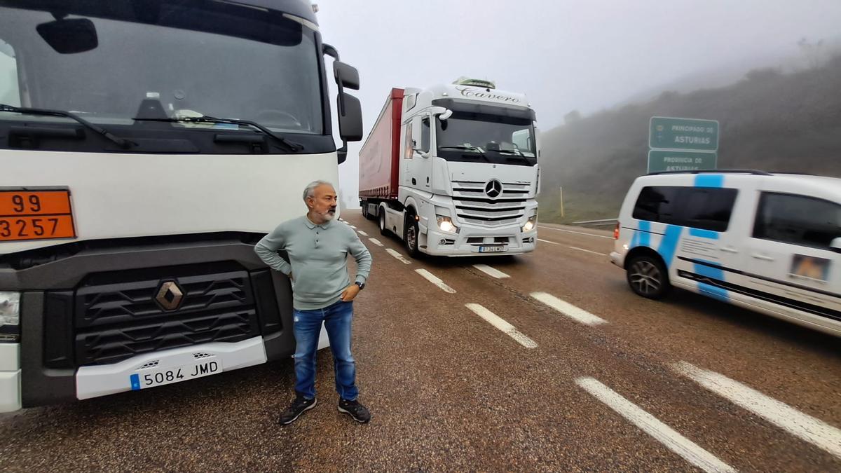 Así se circula por el puerto de Pajares: la Guardia Civil auxilia a cuatro camiones articulados que han tenido problemas de tracción