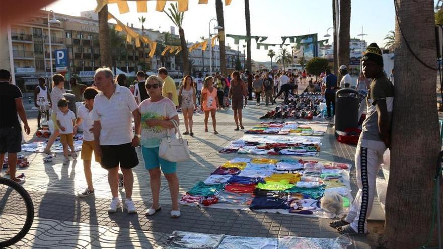 Peñíscola, llena de ‘manteros’ por el retraso del refuerzo de policías