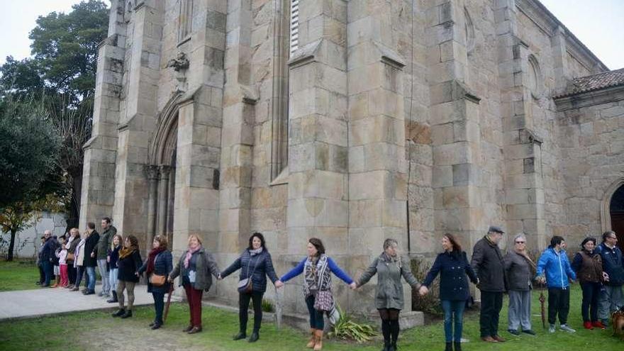 Los vecinos intentaron rodear la iglesia de Placeres como protesta. // Rafa Vázquez