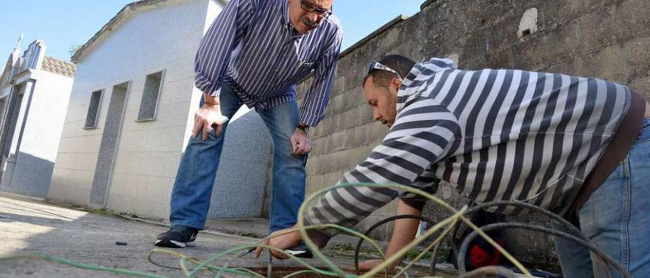 Briones, señalando uno de los cables cortados en una arqueta del cementerio. // Gustavo Santos