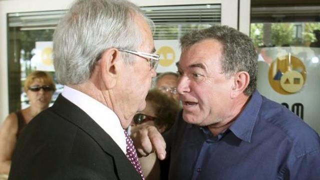 El vicepresidente de la CAM, Armando Sala, es increpado por uno de los miembros de la Plataforma de Afectados por las Cuotas Participativas de esta entidad