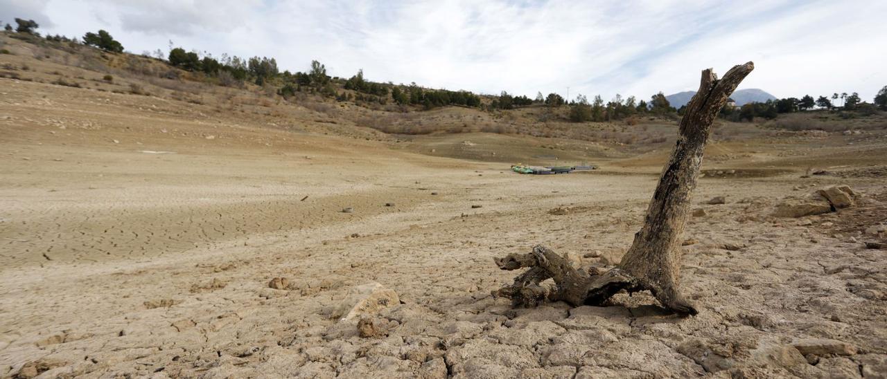 El embalse de la Viñuela sigue bajo mínimos históricos y arroja la peor cara de la pertinaz sequía que sufre la Costa del Sol.