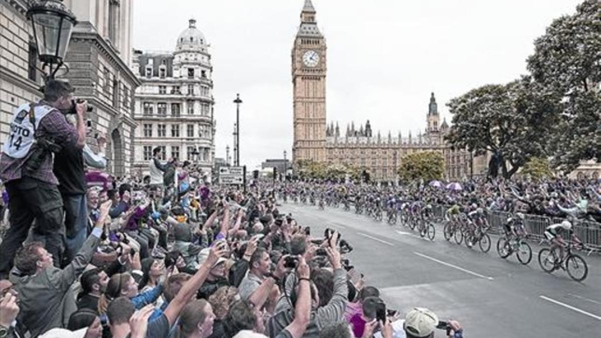 Pasión 8 Una multitud jalea al pelotón enfrente del Parlamento y el Big Ben en el final de la tercera etapa.