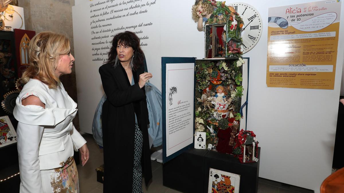 La ministra de Igualdad, Ana Redondo, visita el Museo de los Cuentos y la Ciencia de Paredes de Nava (Palencia) acompañada de su creadora, Rosana Largo.