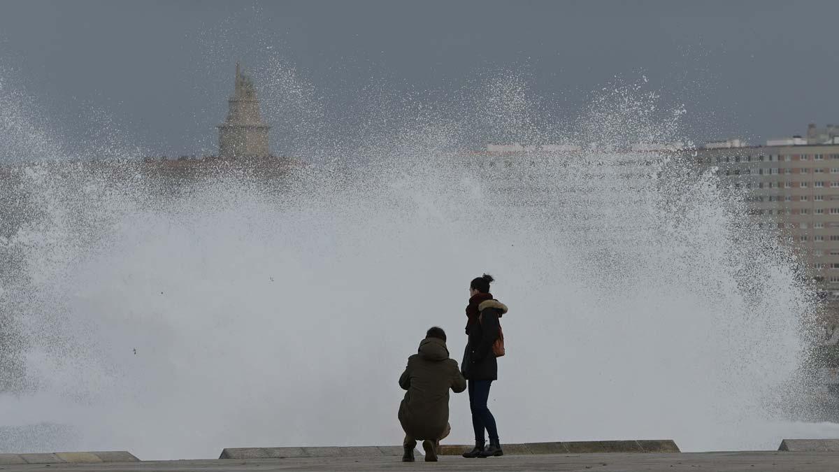 Olas rompen en la zona de las Esclavas, en A Coruña (Galicia)