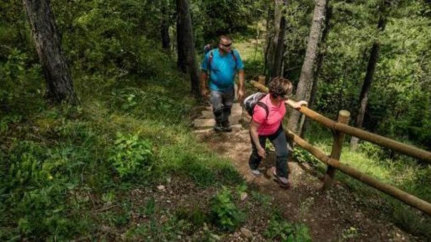 Visitants fent l&#039;itinerari de l&#039;antic camí del Tramvia de Sang, que uneix Cercs i Berga