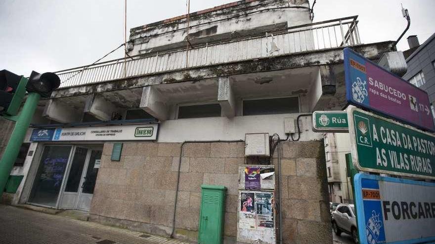 Vista exterior del edificio, deteriorado por años de abandono. // Bernabé/Cris M.V.