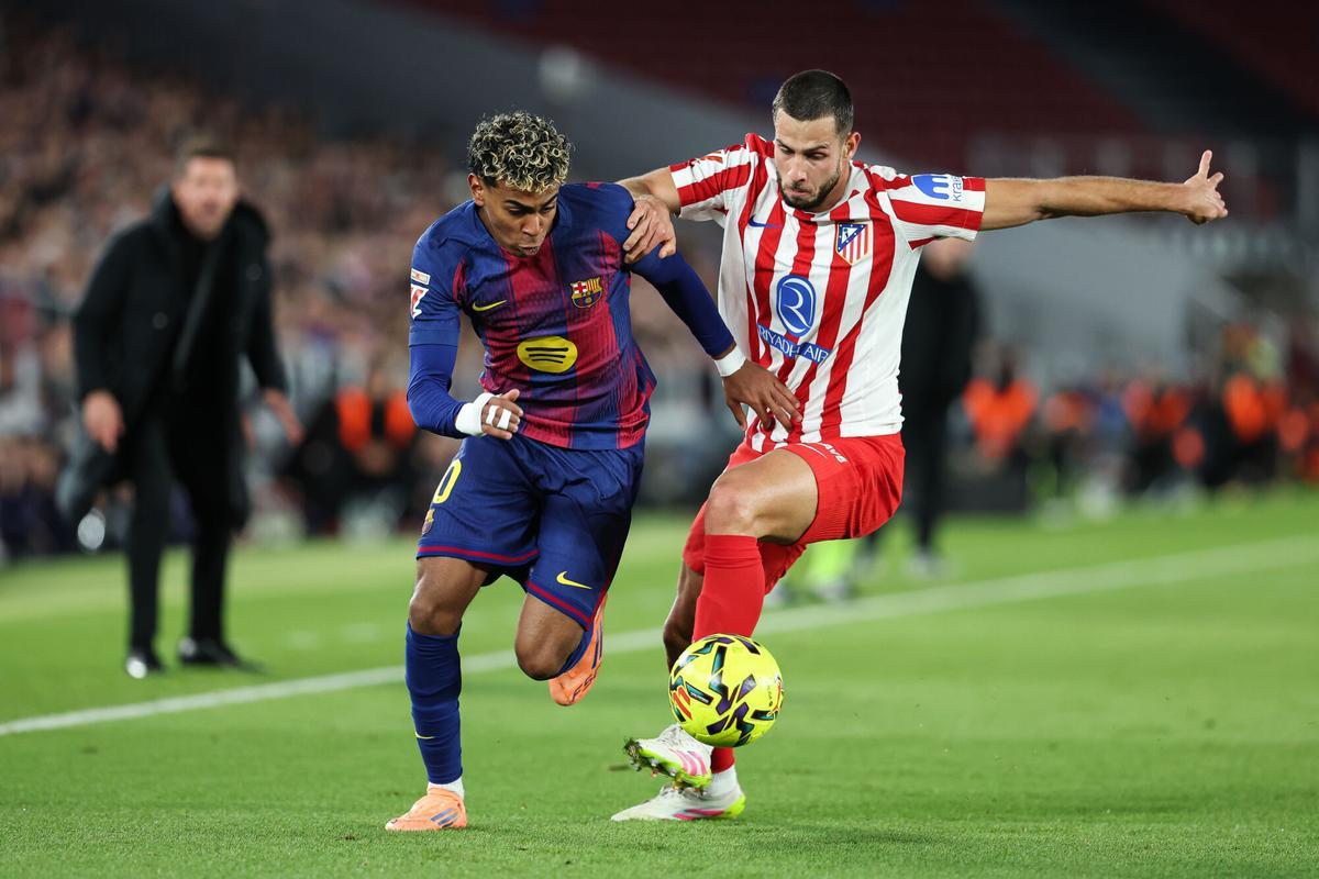 Lamine Yamal intenta regatear a Hancko ante la atenta mirada de Simeone.