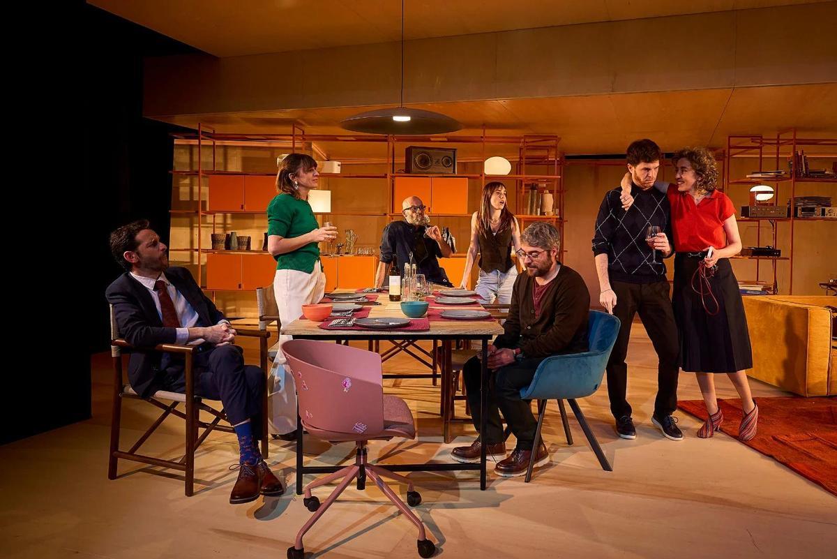 Los actores de 'Perfectes desconeguts', en escena.