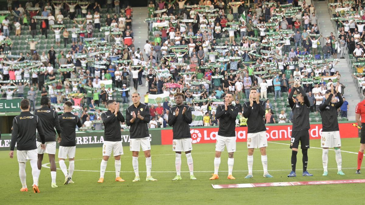 Los jugadores del Elche saludan a la afición antes del partido del pasado domingo contra el Cádiz