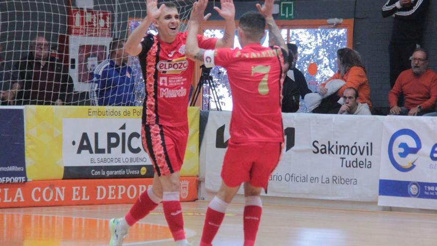 Marcel y Felipe
Valerio celebran
el primer tanto.  elpozo murcia