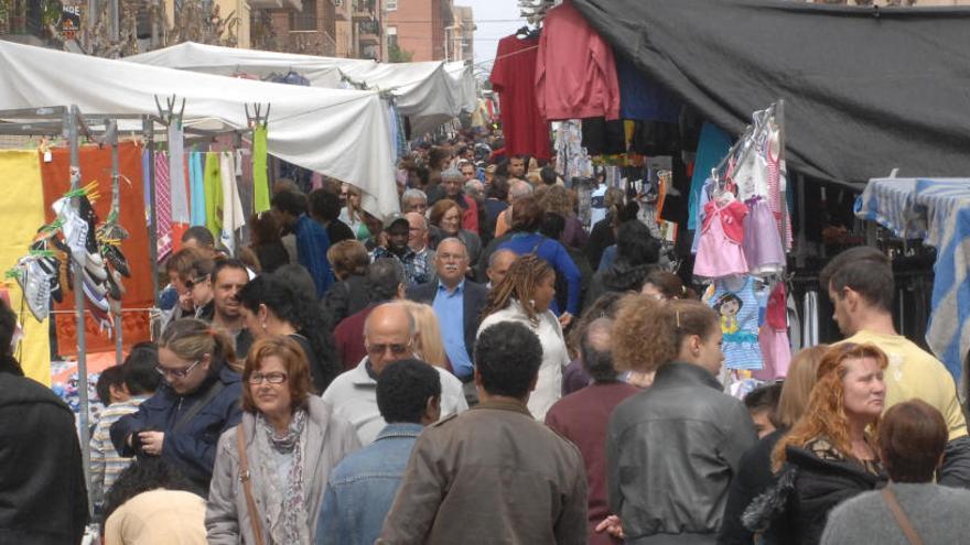 Quejas por la suciedad del mercadillo de la plaza Barcelona