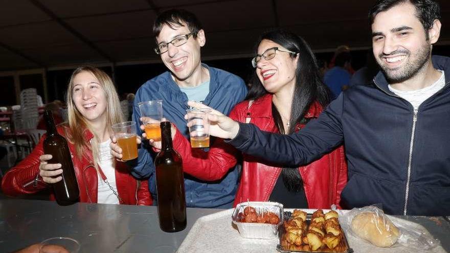 Un grupo de amigos degusta anoche en Negros sidra y platos caseros de la Festa da Mazá. // R. Grobas