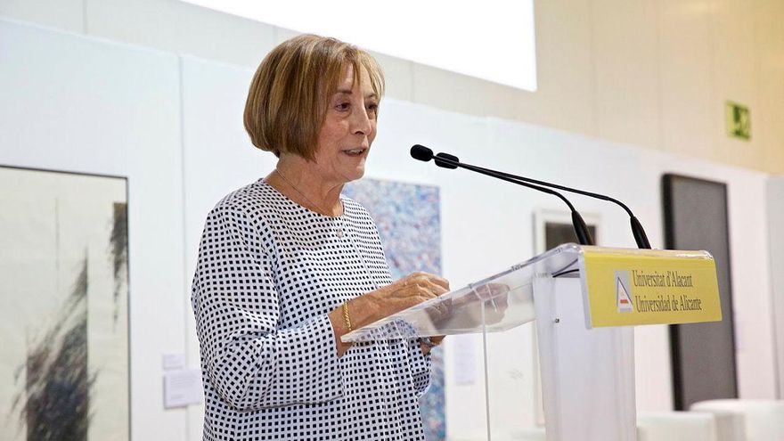 La catedrática emérita de la UA María Teresa Soler, doctora honoris causa por la Universidad de Santiago