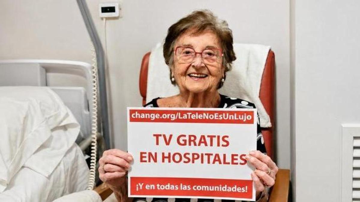 Rosita Rochina recoge firmas para tener televisión gratuita en todos los hospitales públicos españoles.