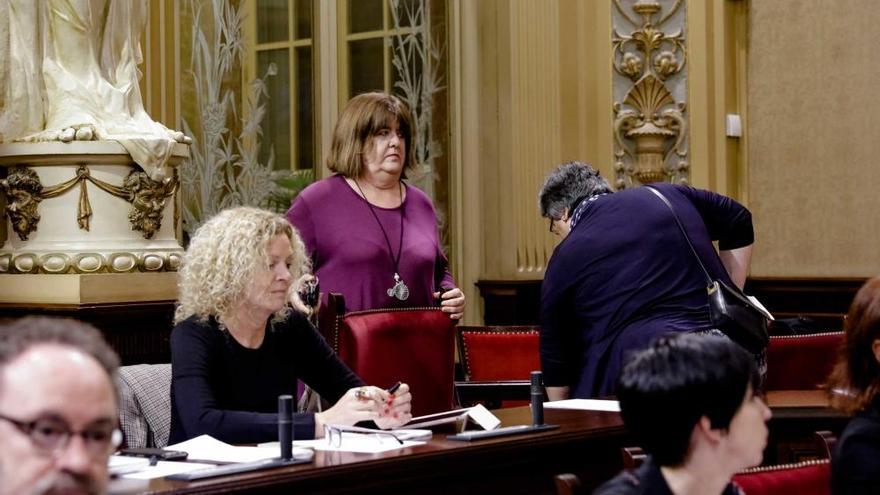 Así ha abandonado Xelo Huertas el pleno del Parlament